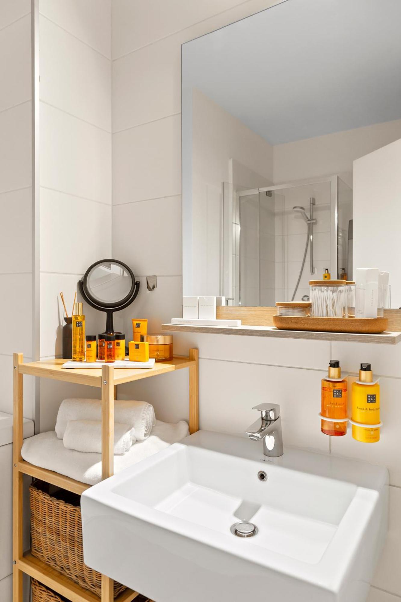 Mido Park Apartment With Private Parking & Self Check-In Bukarest Eksteriør billede